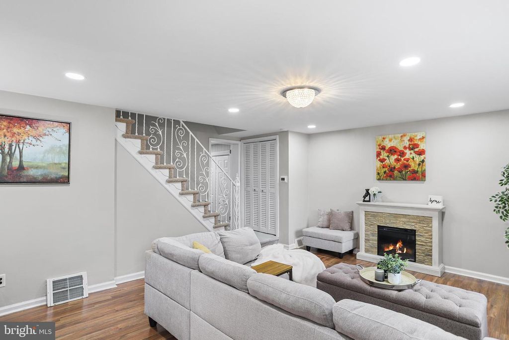 632 DUTTON CIR, Springfield, PA 19064