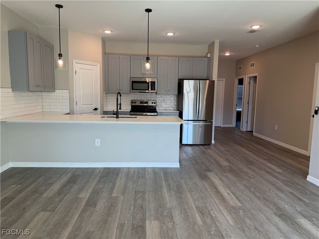 5207 30th ST SW, Lehigh Acres, FL 33973