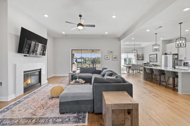 225 Spicewood Trails DR, Spicewood, TX 78669