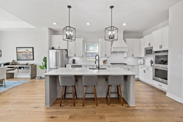 225 Spicewood Trails DR, Spicewood, TX 78669