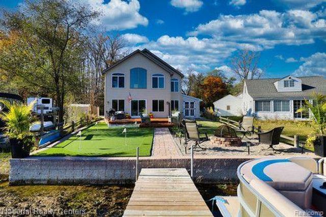 8819 LAGOON Drive, Hamburg Township, MI 48116