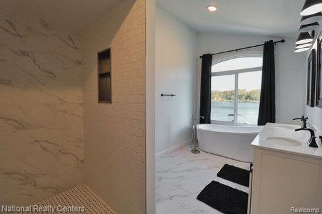 8819 LAGOON Drive, Hamburg Township, MI 48116