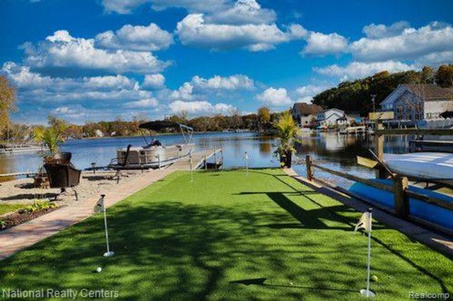 8819 LAGOON Drive, Hamburg Township, MI 48116