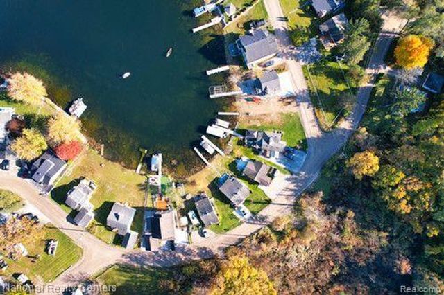8819 LAGOON Drive, Hamburg Township, MI 48116