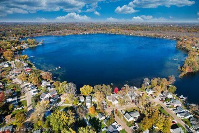 8819 LAGOON Drive, Hamburg Township, MI 48116