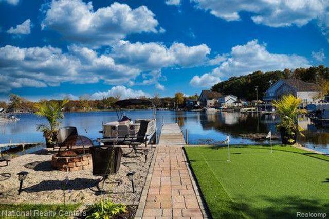 8819 LAGOON Drive, Hamburg Township, MI 48116