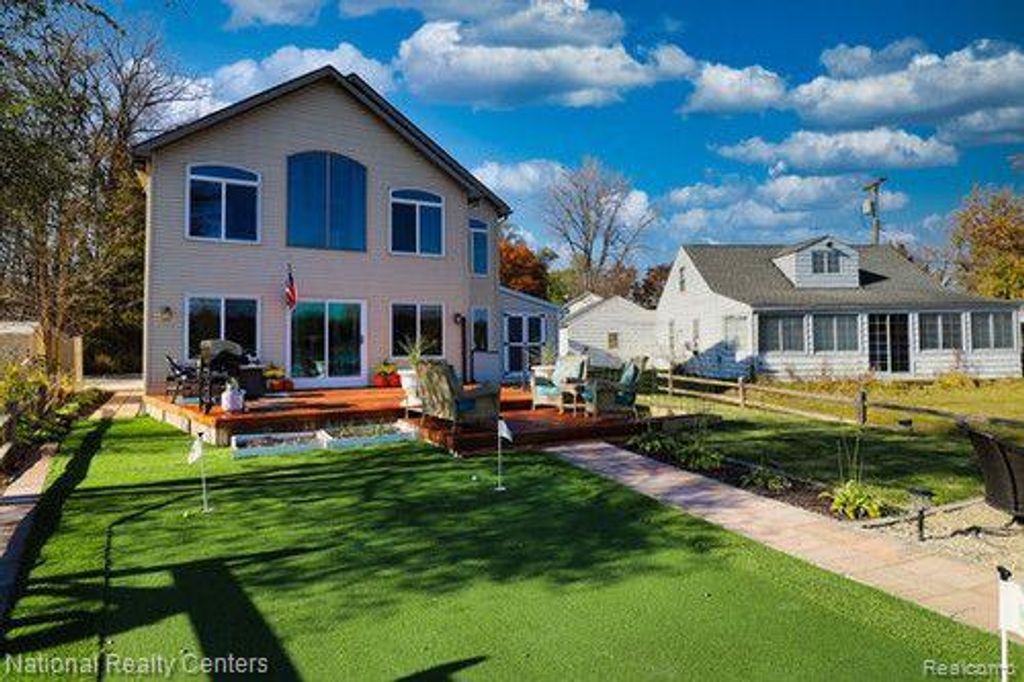 8819 LAGOON Drive, Hamburg Township, MI 48116