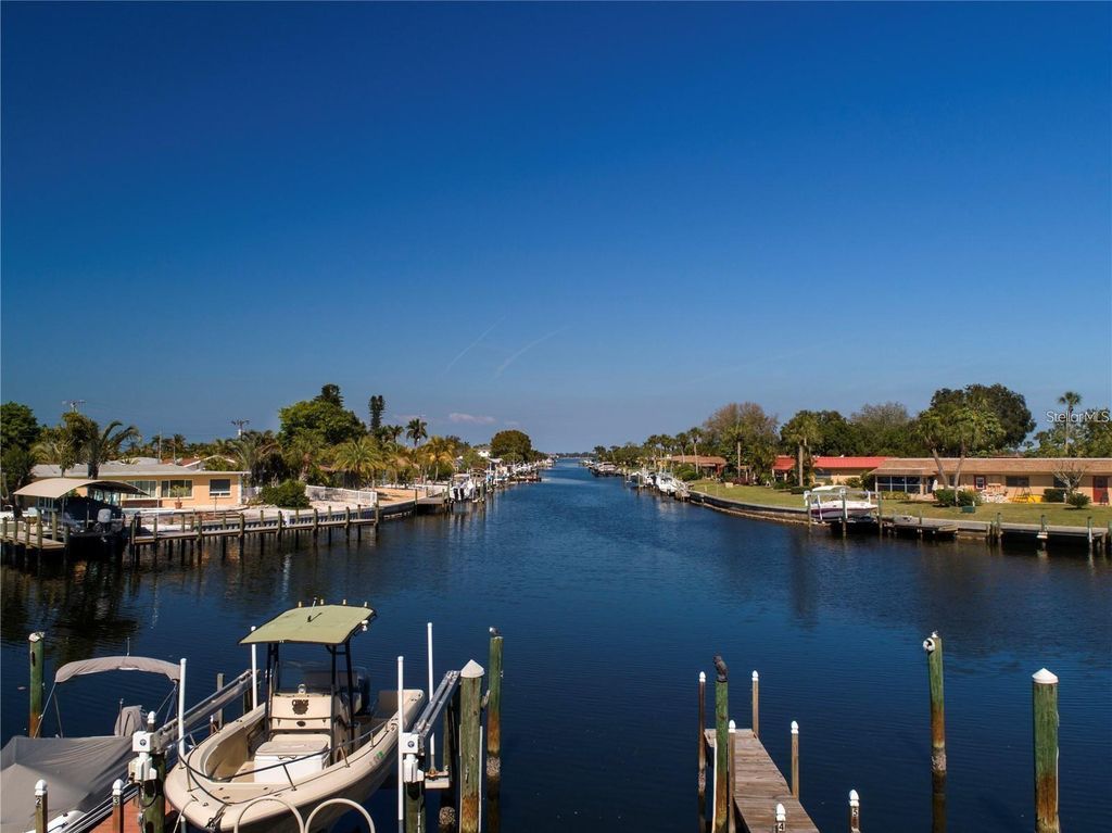 Image 5 of property listing at 9604 CORTEZ ROAD W 421, Bradenton, FL 34210