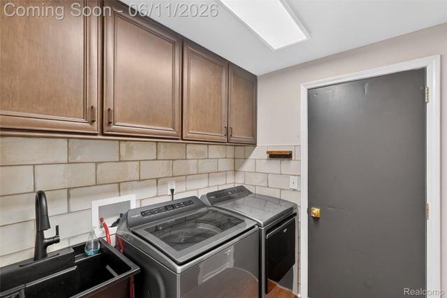 2021 Huntingdon Drive, Wixom, MI 48393