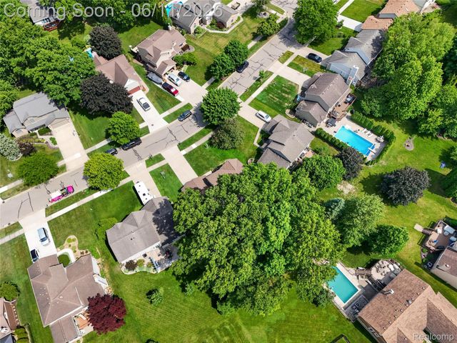 2021 Huntingdon Drive, Wixom, MI 48393