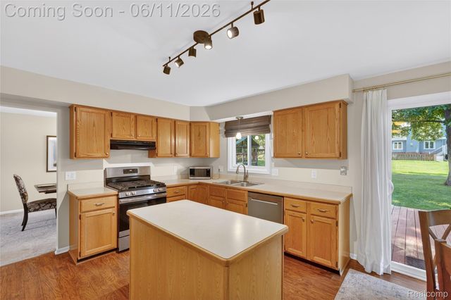 2021 Huntingdon Drive, Wixom, MI 48393