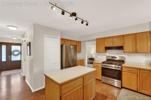 2021 Huntingdon Drive, Wixom, MI 48393