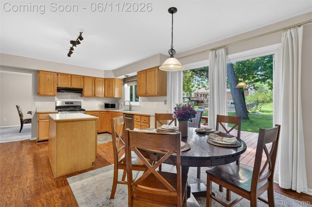 2021 Huntingdon Drive, Wixom, MI 48393