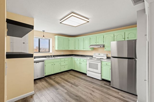 12 9th St 502, Medford, MA 02155
