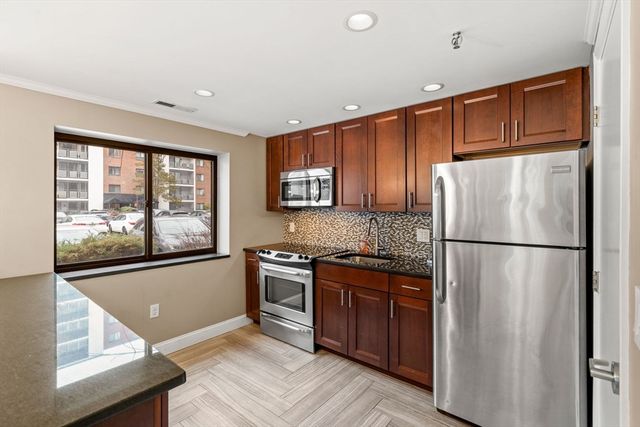 12 9th St 502, Medford, MA 02155