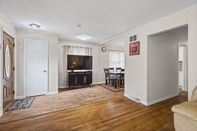 8240 45th Street, Lyons, IL 60534