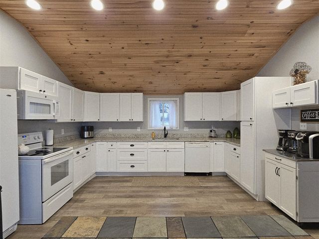 4492 E Bear Lake Road, Osseo, MI 49266