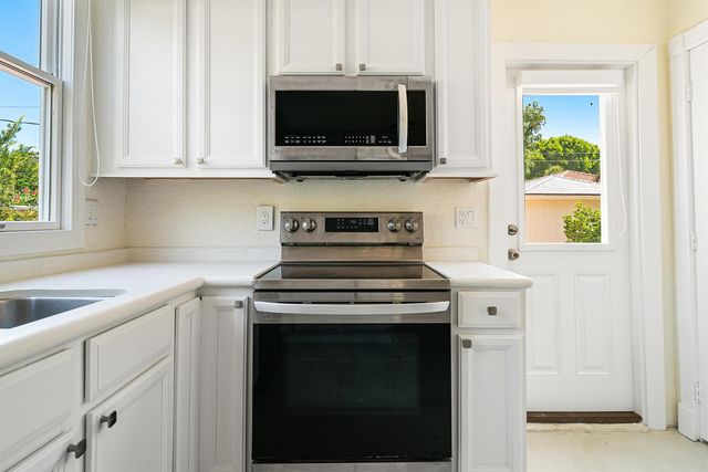 813 Avon Road, West Palm Beach, FL 33401