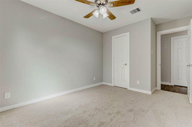 7027 Sun Creek Drive, Hitchcock, TX 77563