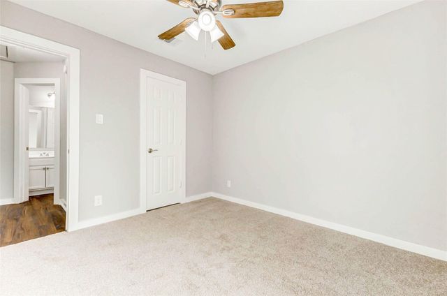 7027 Sun Creek Drive, Hitchcock, TX 77563