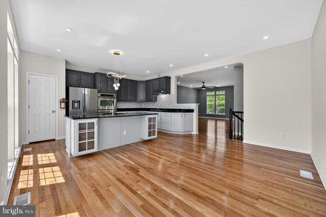 3 SWAN CT, Delran, NJ 08075