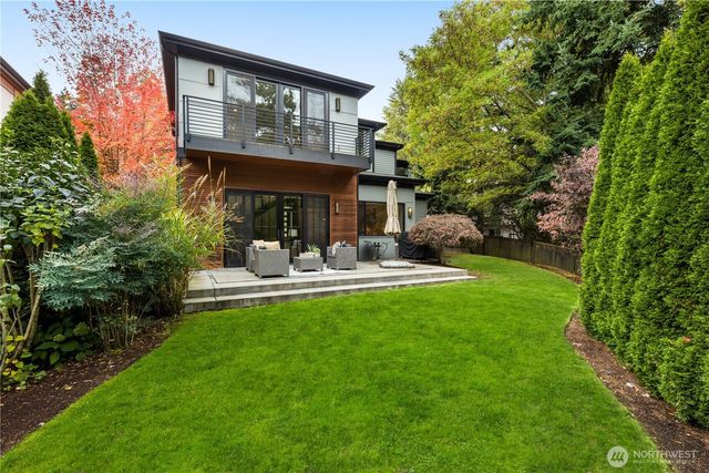 7002 93rd Avenue SE, Mercer Island, WA 98040