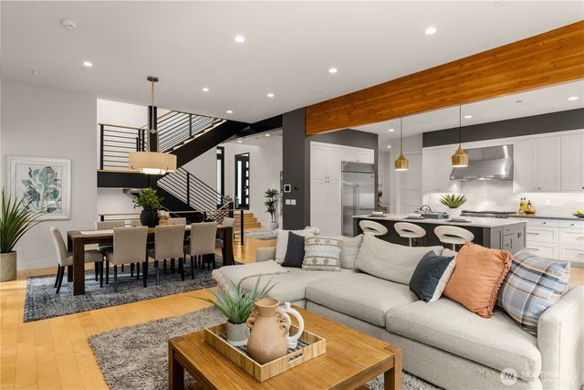 7002 93rd Avenue SE, Mercer Island, WA 98040