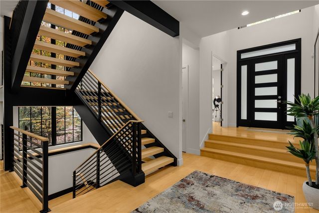 7002 93rd Avenue SE, Mercer Island, WA 98040
