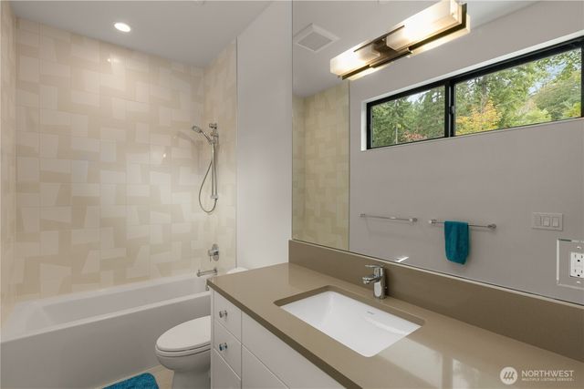 7002 93rd Avenue SE, Mercer Island, WA 98040