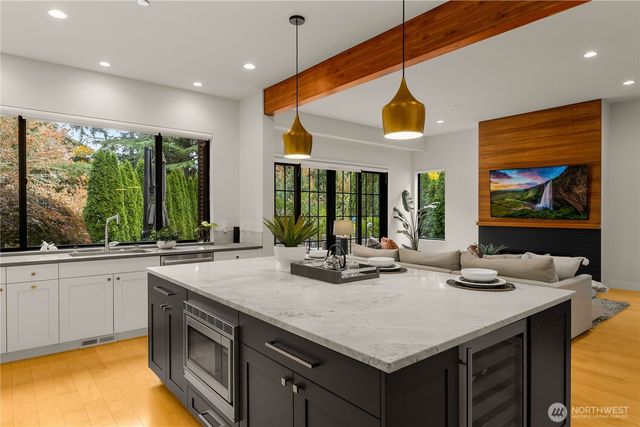 7002 93rd Avenue SE, Mercer Island, WA 98040