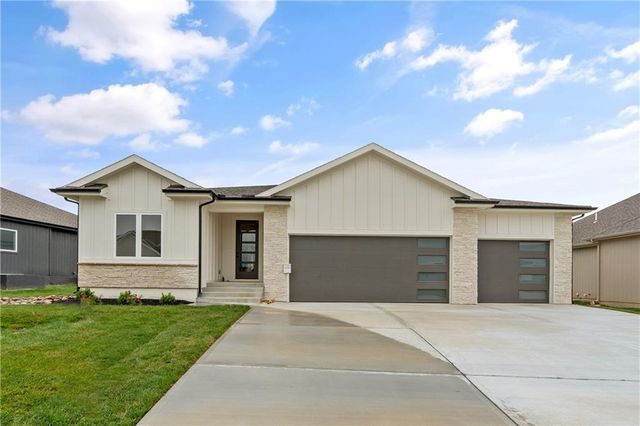 4125 NE Dearborn Lane, Lee's Summit, MO 64064