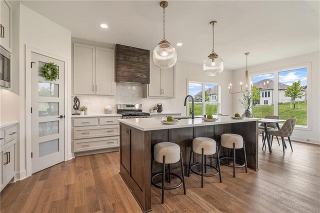 4125 NE Dearborn Lane, Lee's Summit, MO 64064