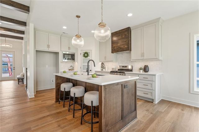 4125 NE Dearborn Lane, Lee's Summit, MO 64064