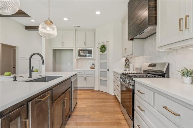 4125 NE Dearborn Lane, Lee's Summit, MO 64064