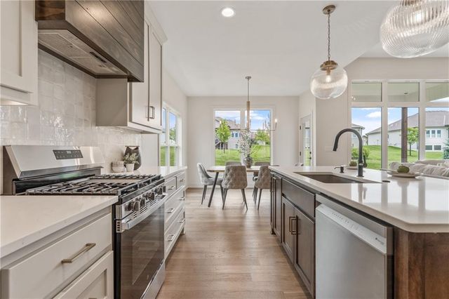 4125 NE Dearborn Lane, Lee's Summit, MO 64064