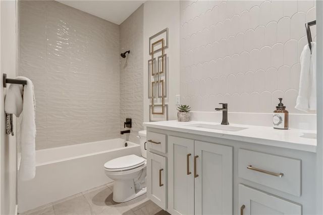 4125 NE Dearborn Lane, Lee's Summit, MO 64064