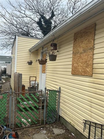 878 S 5th Street, Lindenhurst, NY 11757