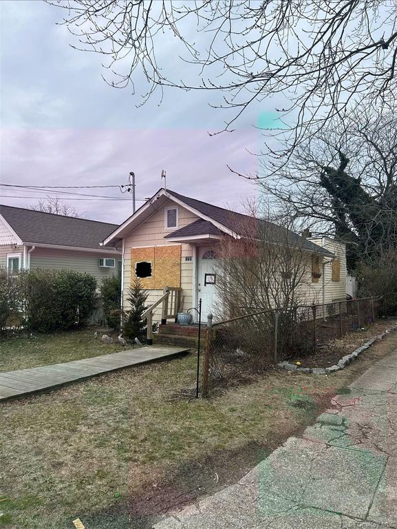 878 S 5th Street, Lindenhurst, NY 11757