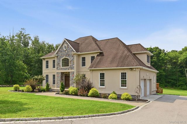 17 Meadow Crest Drive, Mahopac, NY 10541