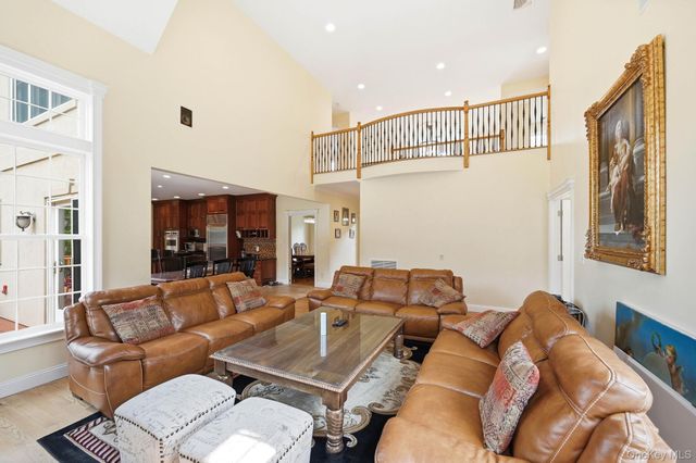 17 Meadow Crest Drive, Mahopac, NY 10541