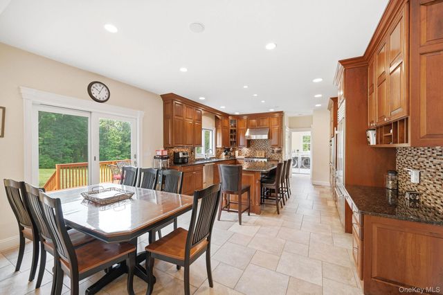 17 Meadow Crest Drive, Mahopac, NY 10541