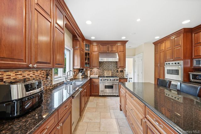 17 Meadow Crest Drive, Mahopac, NY 10541