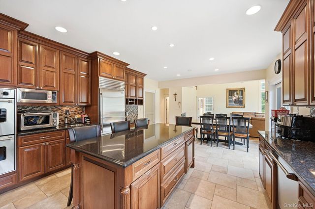 17 Meadow Crest Drive, Mahopac, NY 10541