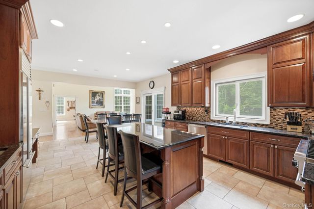 17 Meadow Crest Drive, Mahopac, NY 10541