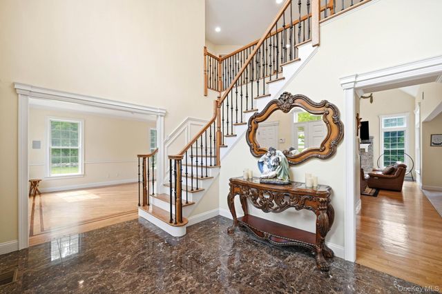 17 Meadow Crest Drive, Mahopac, NY 10541