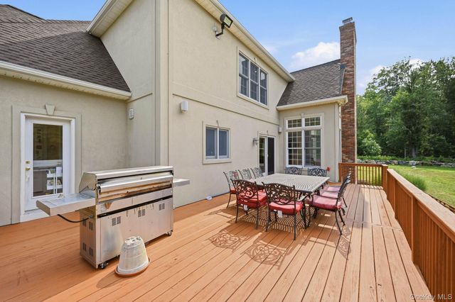 17 Meadow Crest Drive, Mahopac, NY 10541