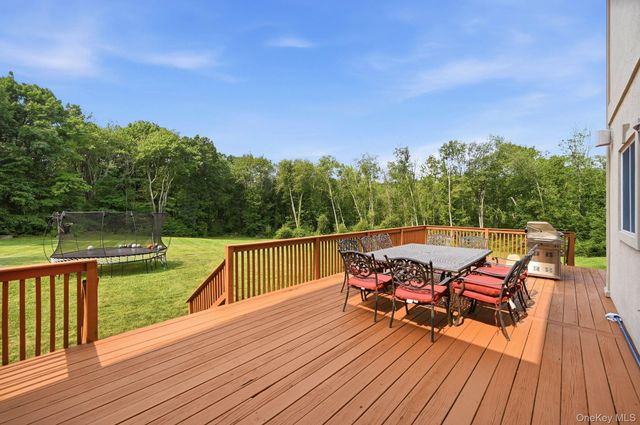 17 Meadow Crest Drive, Mahopac, NY 10541