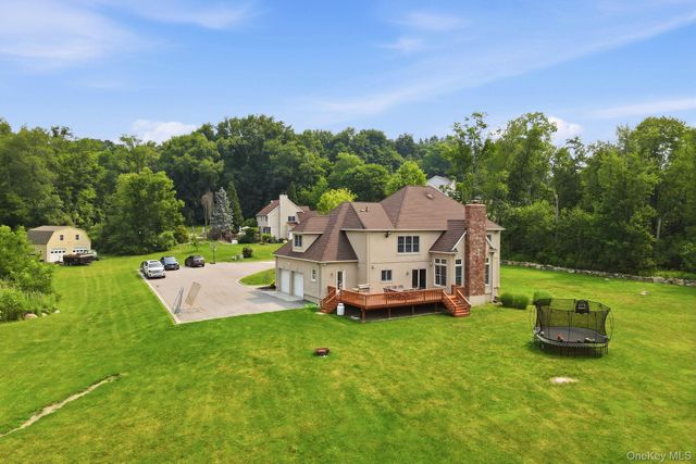 17 Meadow Crest Drive, Mahopac, NY 10541