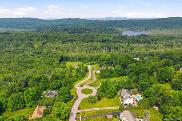 17 Meadow Crest Drive, Mahopac, NY 10541