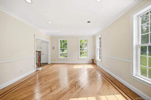 17 Meadow Crest Drive, Mahopac, NY 10541